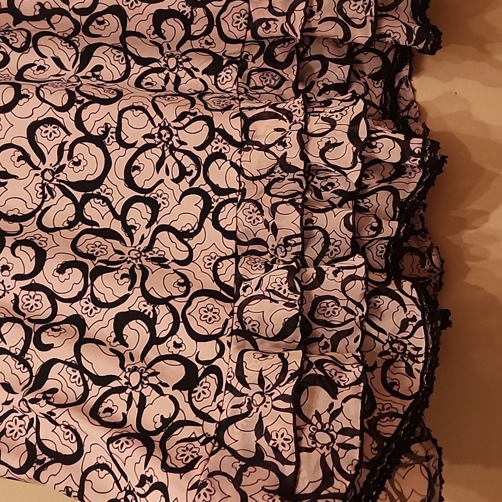 Floral Pink and Black Sleeveless Dress - Picture 2 of 4